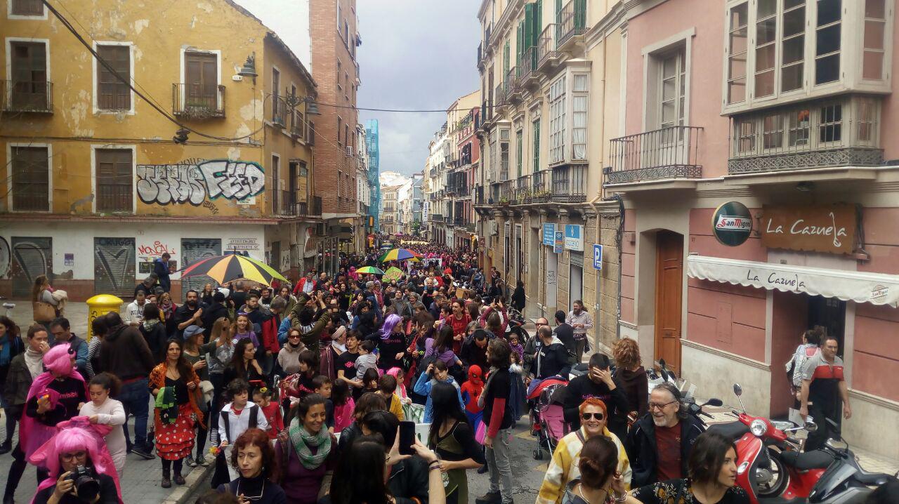 La Casa Invisible cumple 11 años de cultura libre con una multitudinaria manifestación contra su desalojo