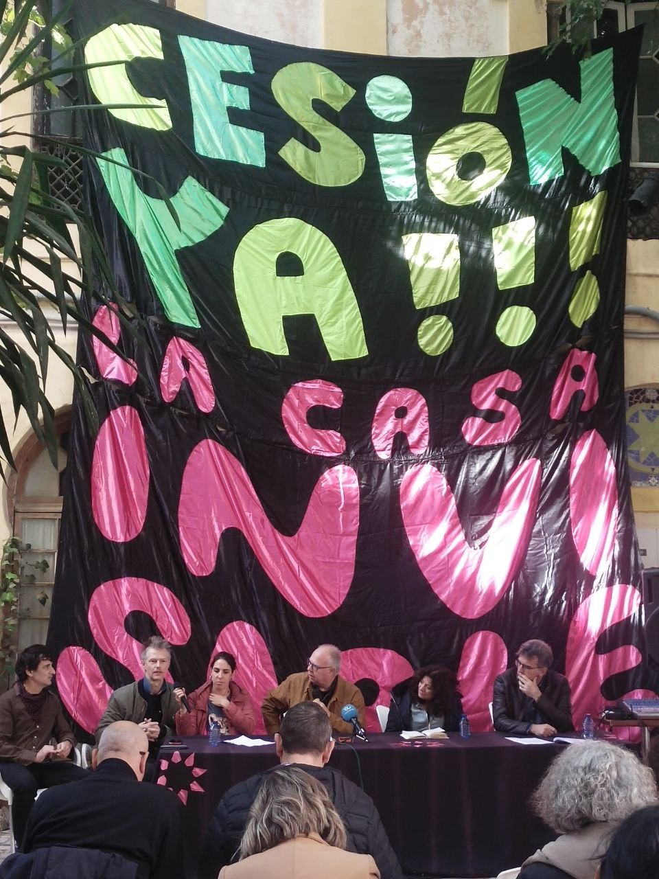 La Invisible denuncia un desalojo encubierto y vuelve a demostrar su proyección y apoyos en el ámbito cultural internacional